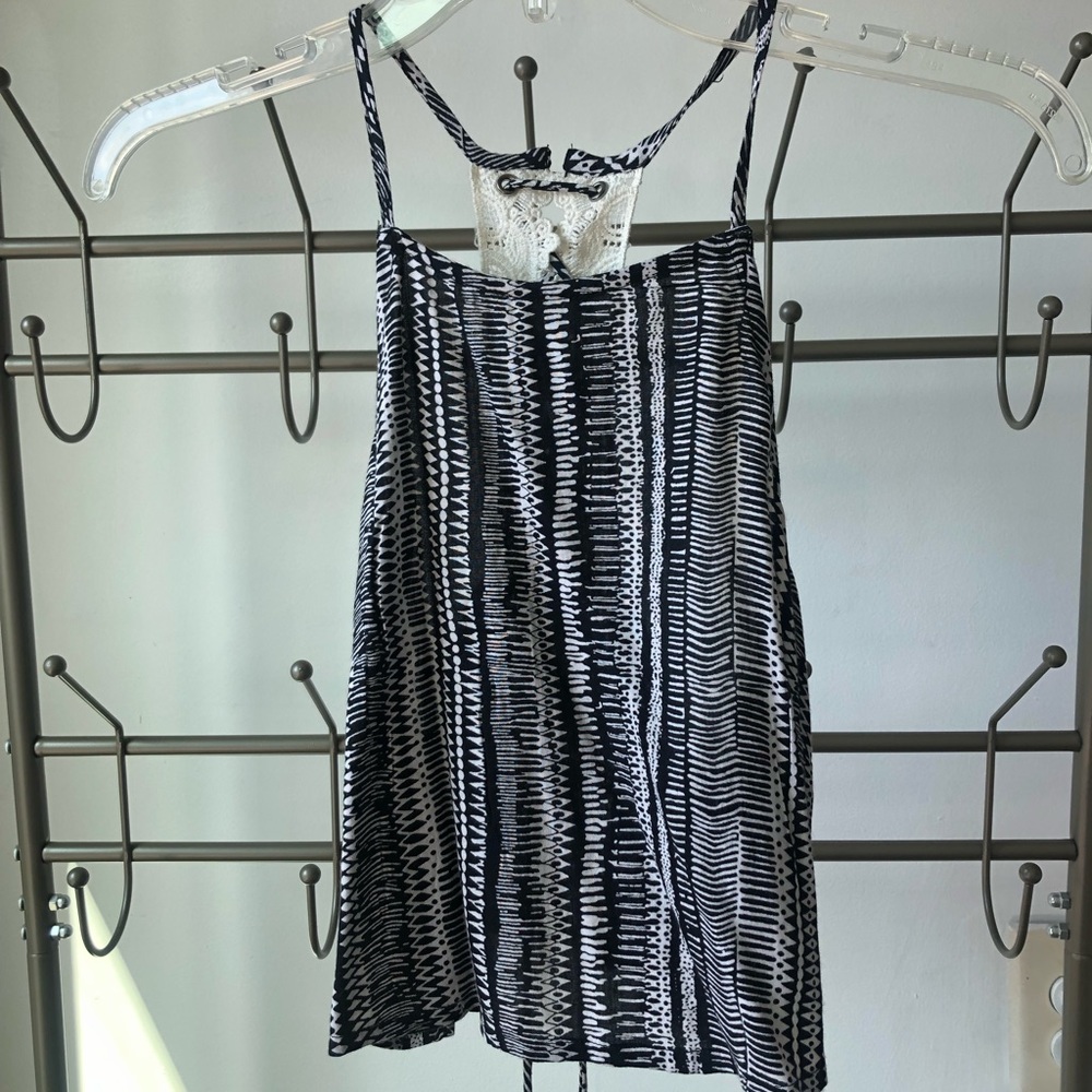 NEVER WORN B&W lace back cropped top